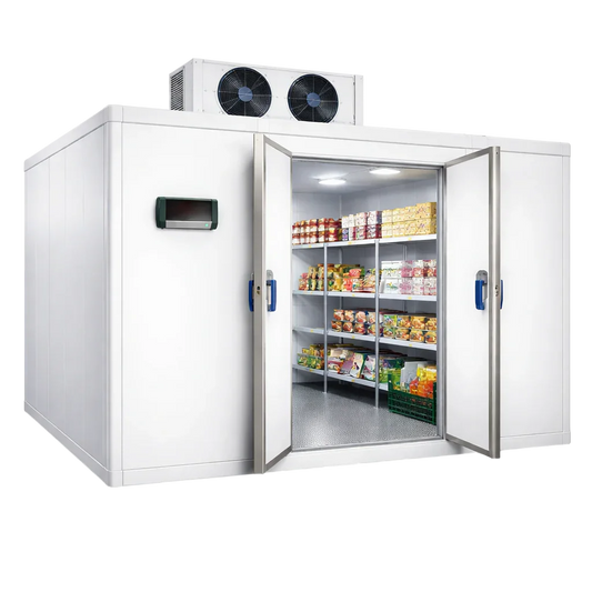 Cámara frigorífica industrial con estanterías llenas de alimentos y sistema de refrigeración visible.