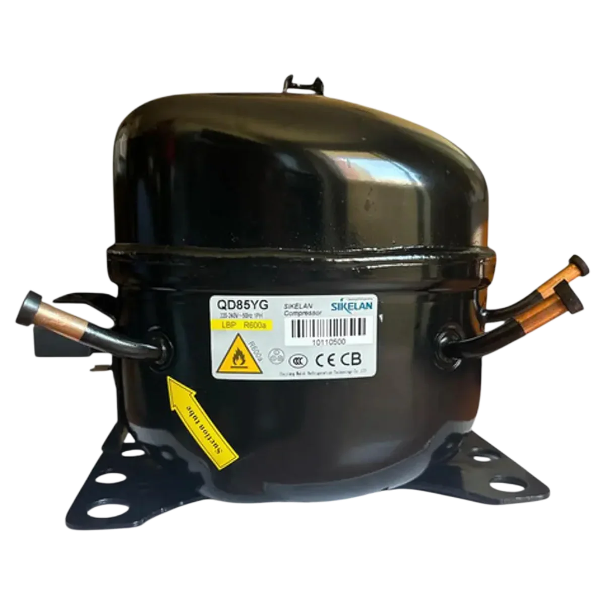 Motocompresor hermético negro para refrigeración comercial con etiquetas técnicas visibles